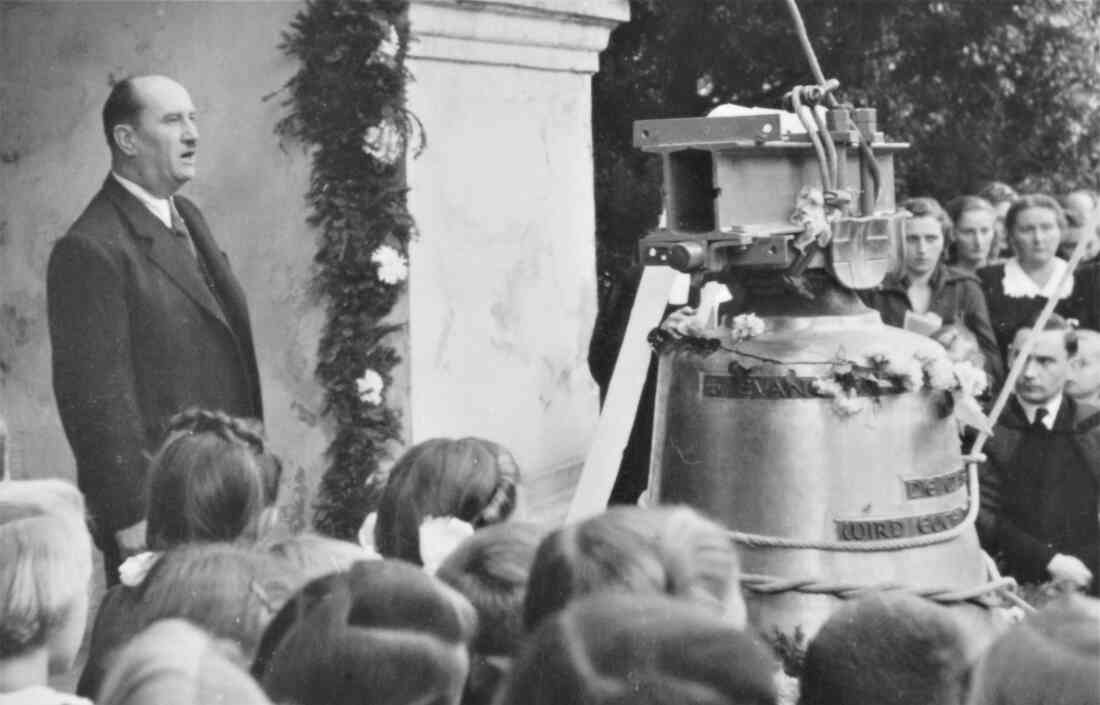 Evang. Pfarrgemeinde AB: Weihe der nach dem Krieg neu angeschafften Glocke
