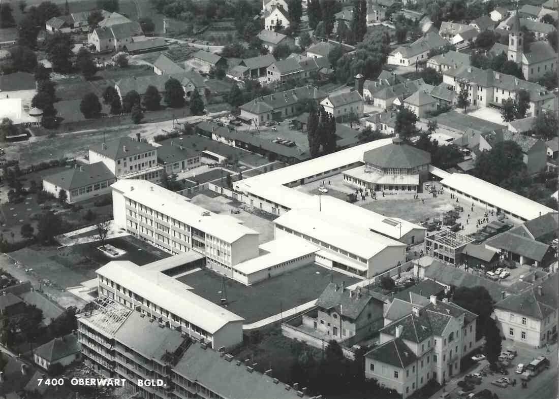 Luftbild: Innenstadtbereich 1962 - Blick auf die Zentralschule und das nordwestlich anschließende Gelände des Viehmarkts