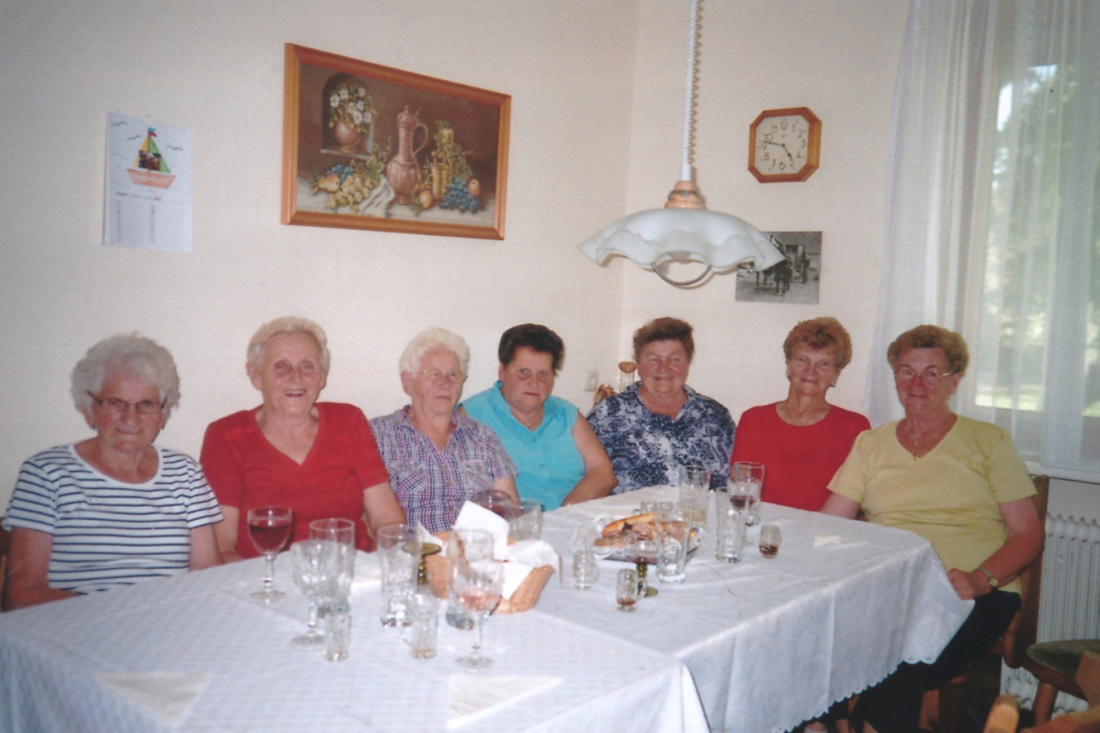 St. Martin: eine Gruppe von Freundinnen feiert bei einem Gläschen Wein und Salzstangerln den 70. Geburtstag von Anna Mirtl - Bernhard/Halper/Guger/Wesely