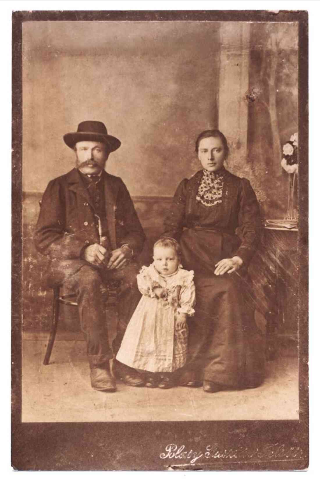 Familie Sandor Hegedüs (*1855/+1920) und Julianna Hegedüs (geb. Thek, *1860/+1918) mit Tochter Sofia (*1888/+1972) - OW 720 / Sensengasse	9