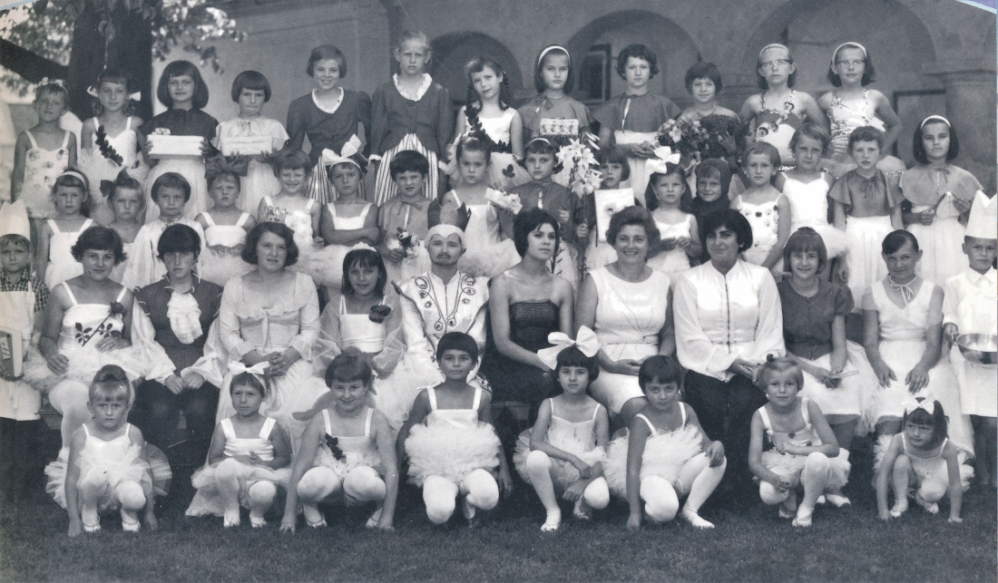 1. Ballettabend:  "Dornröschen" - Tanzlehrerin Monika Zotter (verh. Fenz) und die damals vorerst nur als Korrepetitorin tätige Gertraud Schober mit den Mirtwirkenden