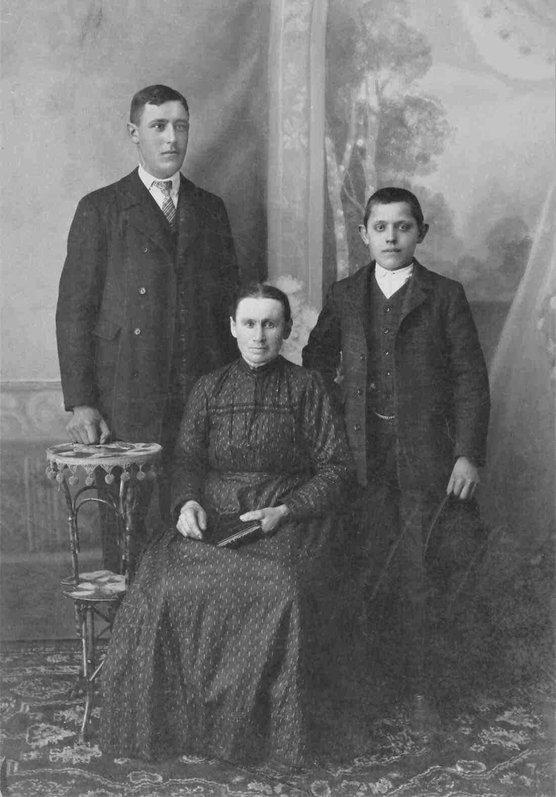 Familienfoto: Franziska Bertha mit Söhnen - OW 33 / Platanengasse 3 (Portrait)