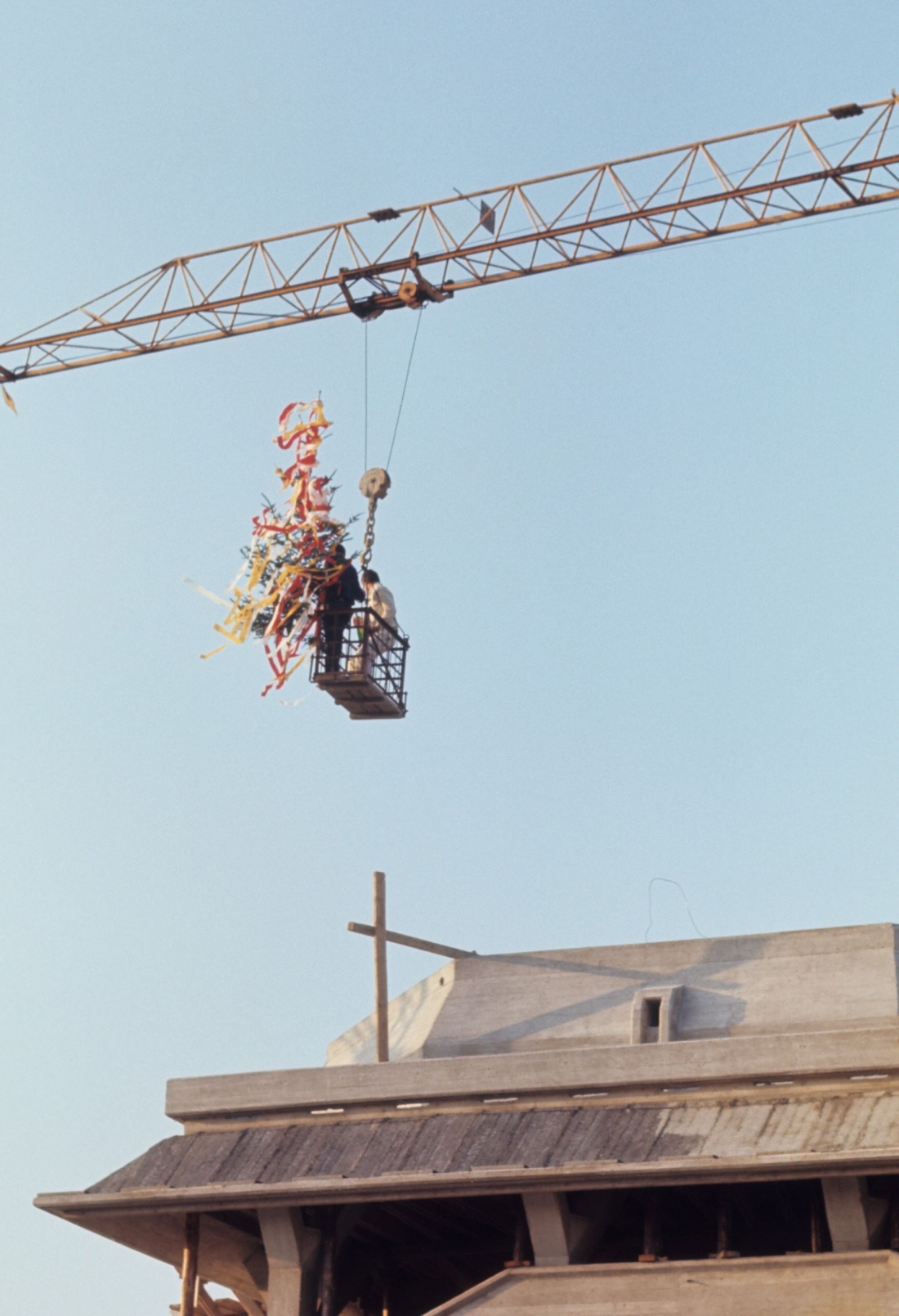 Bau der neuen röm. kath. Osterkirche: Der "Gleichenbaum" schwebt heran