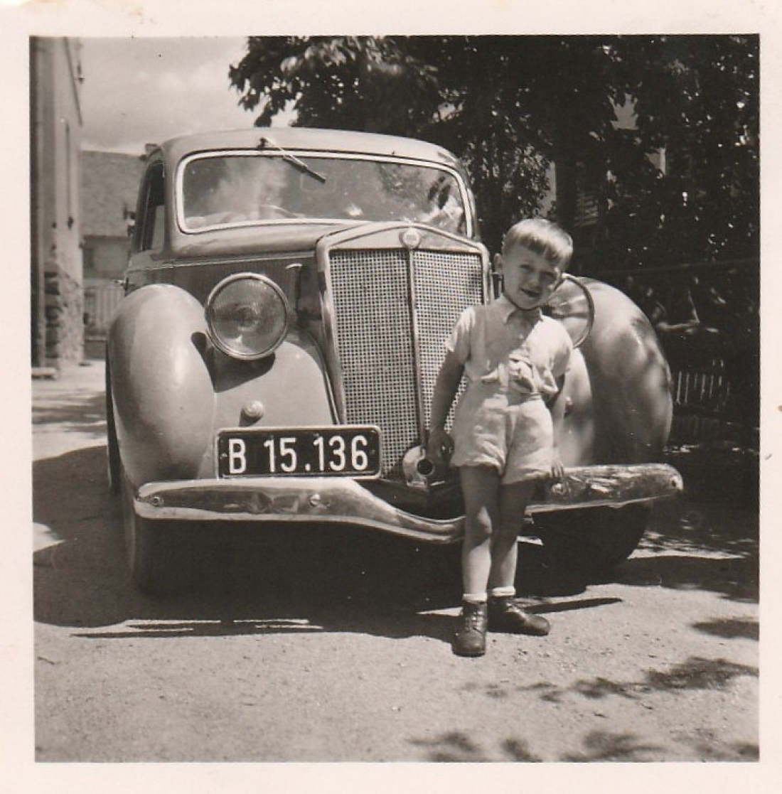 Alexander Gangoly III. vor der hauseigenen Limousine (Berlina) Lancia Aprilia mit markantem Kühlergrill und runden Scheinwerfern