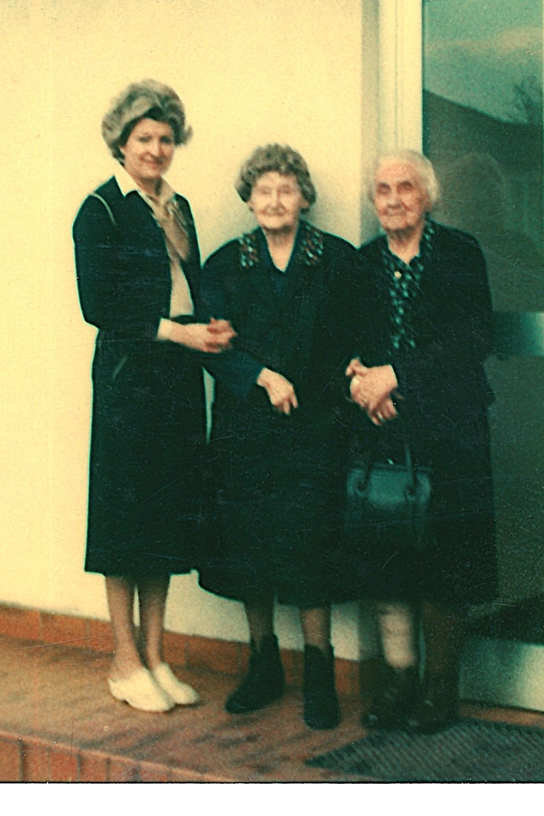 Gretl Neubauer (geb. Brandsstätter, *1937),  Gisela Neubauer (geb. Pelzmann, *1899/+1980), Theresia Bruckner (geb. Pelzmann, *1894/+1989)