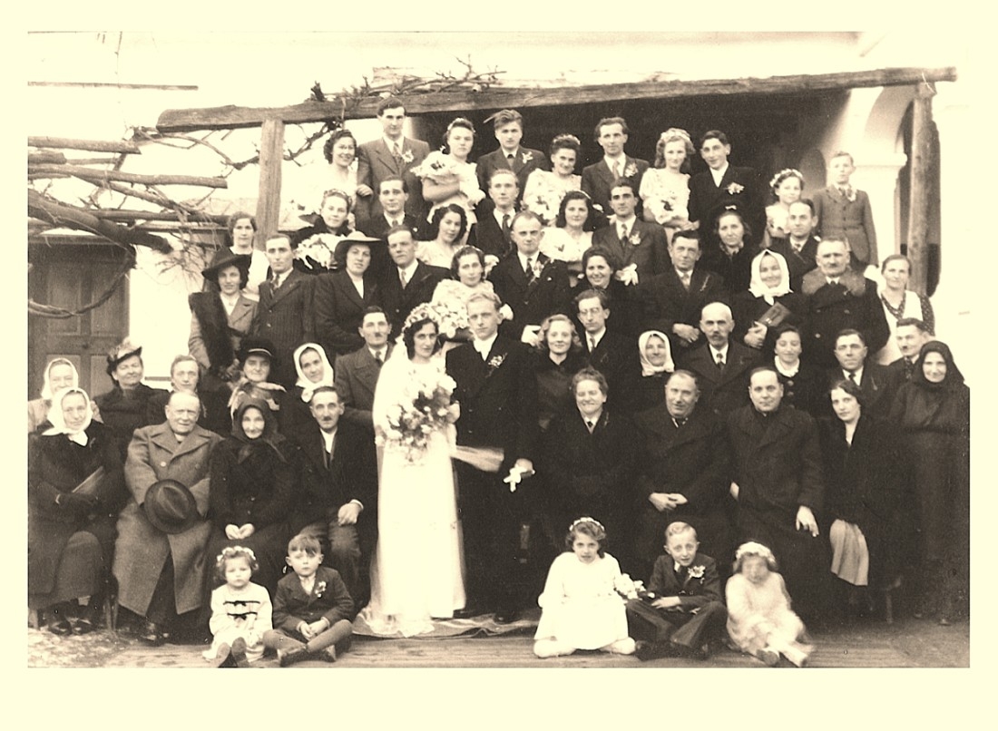 St. Martin: die Hochzeitsgesellschaft der Hochzeit Anna Guger (*1927/+2023) und Josef Simon (*1926/+2000)