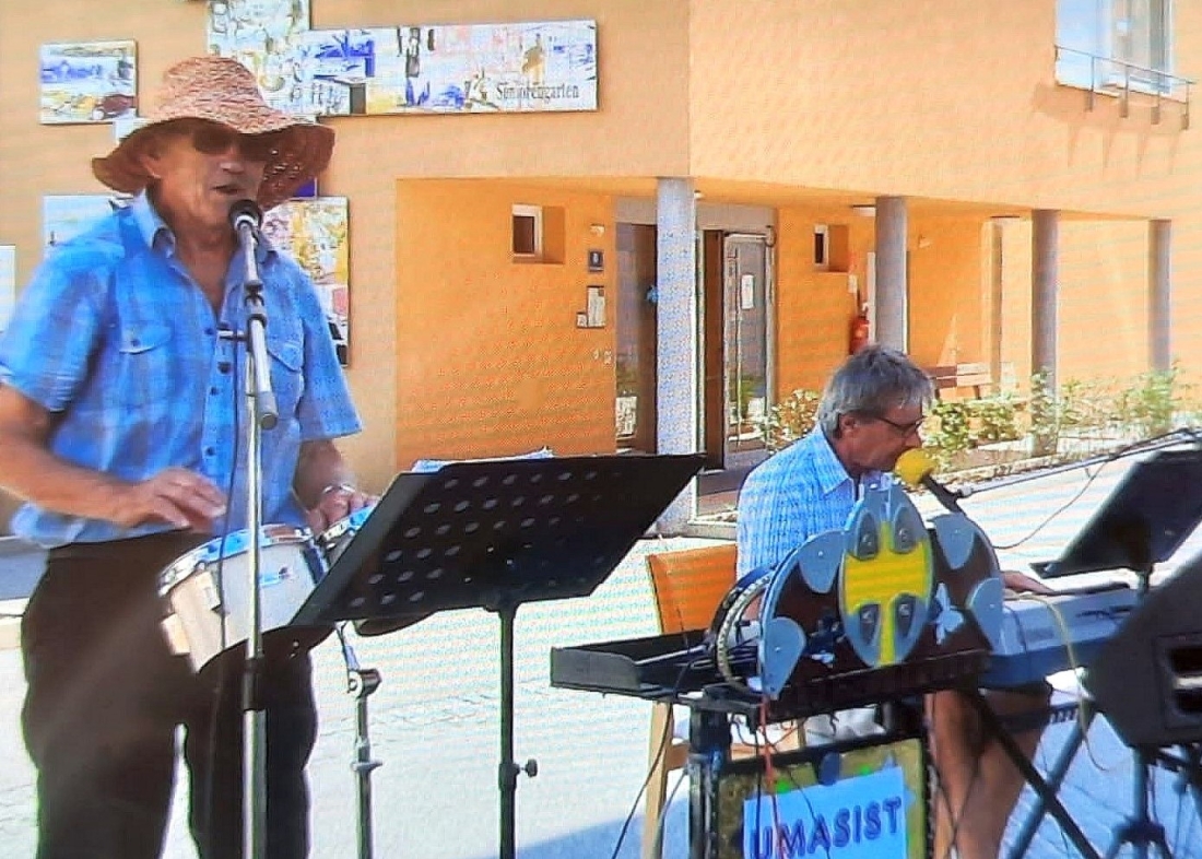 Seniorenclub: Clubcafe im Freibereich des "Betreubaren Wohnens" mit dem "Umasist-Duo" - Werban/Tomisser