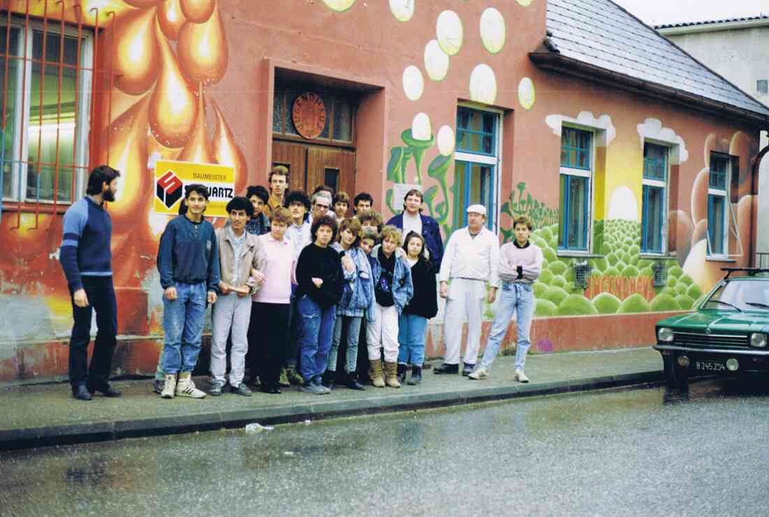 Jugendhaus/OHO und dessen Geschichte: Horst Horvath mit Jugendlichen und Arbeitern vor dem Gebäude Lisztgasse 12