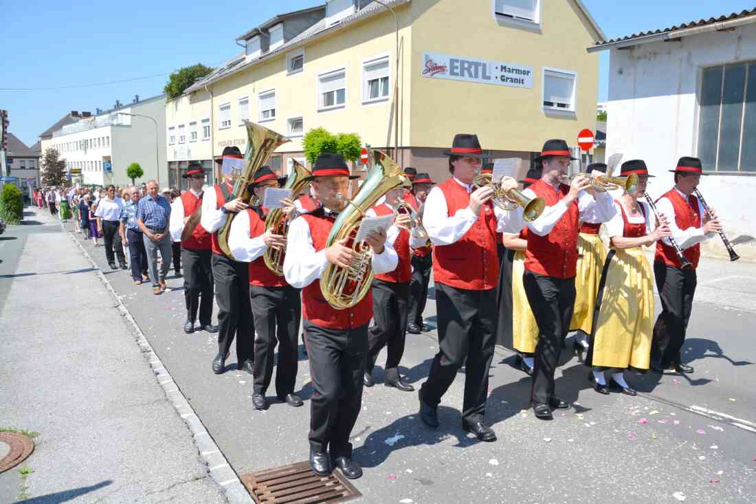 Röm. kath. Pfarre: Fronleichnamsprozession - Die Stadtkapelle in der Schlainingerstraße (Schober/Weyse/Hoffmann/Sterniczky/Gangoly)