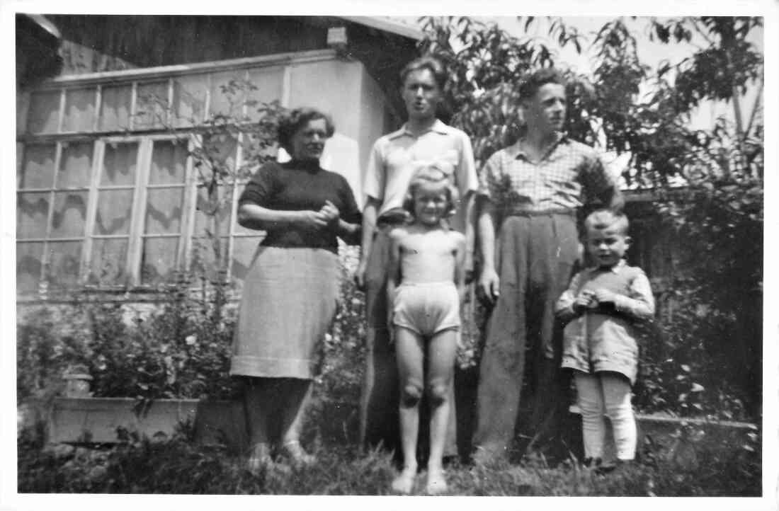 Familienfoto: Hedwig Toth mit ihren Kindern und einem sogenannten "Kostgeher"