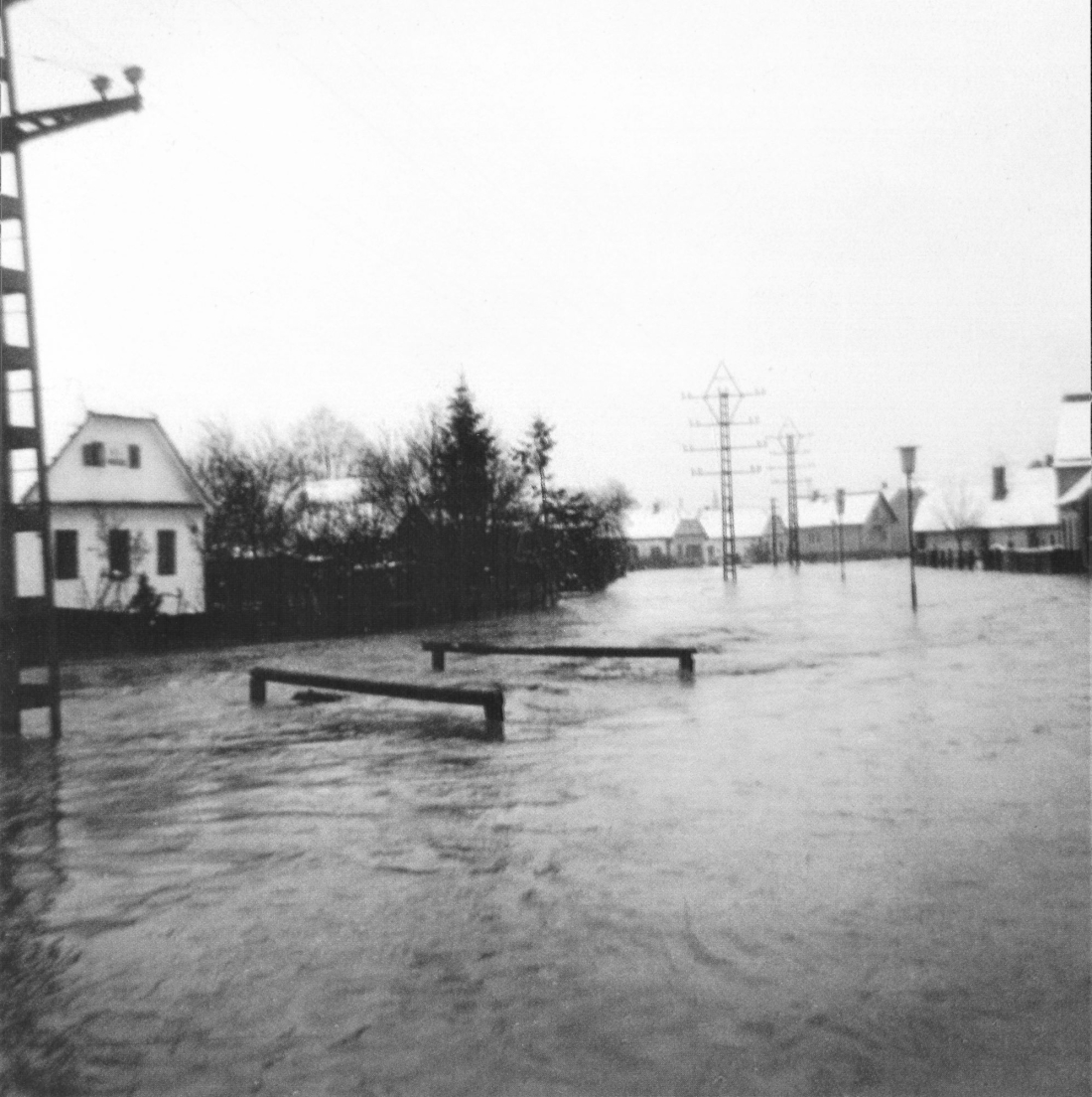 Hochwasser am Wehoferbach 1965: Blick ca. vom Standpunkt Wiesengasse 40 gegen SO auf die Brücke Wiesengasse