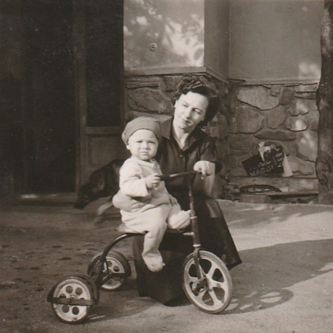 Adele Gangoly (geb. Horvath, *1926/+1997) mit Sohn Aladar am Dreirad (Wienerstraße 37)