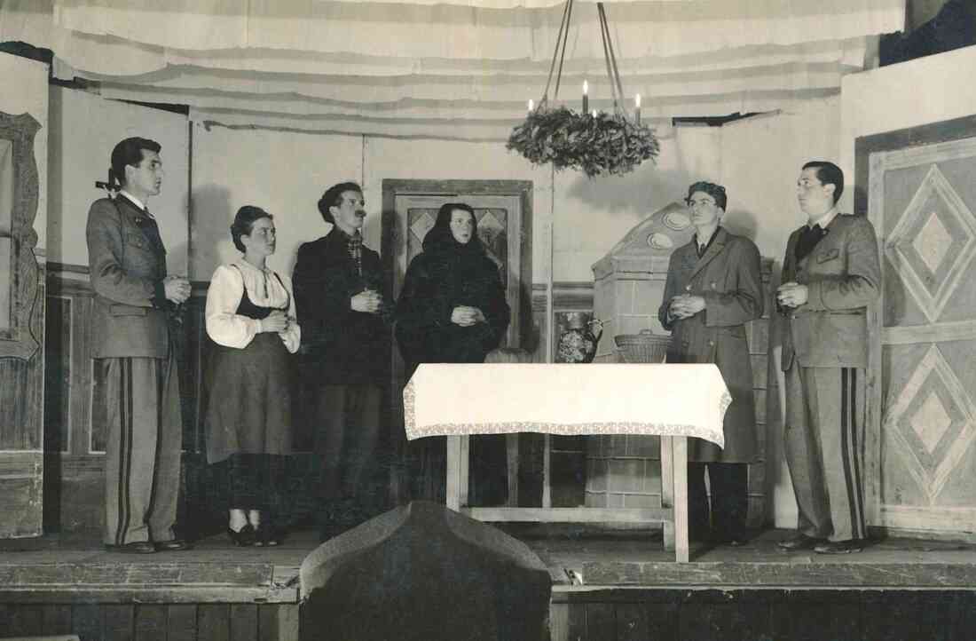 Weihnachtliche Theateraufführung - wahrscheinlich aus der Serie der "Ensemble Aufführungen"