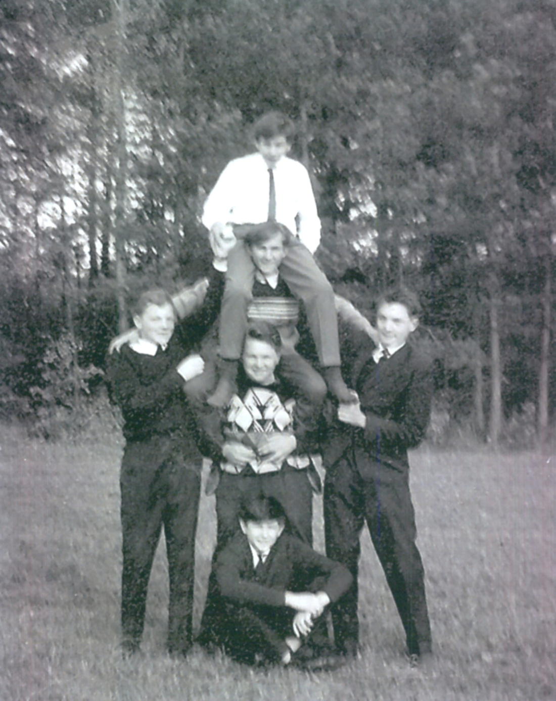 St. Martin: Gruppe von jungen Burschen beim Pyramidenbauen - Ratz/Klepits/Farkas/Stelzer/Röhrling