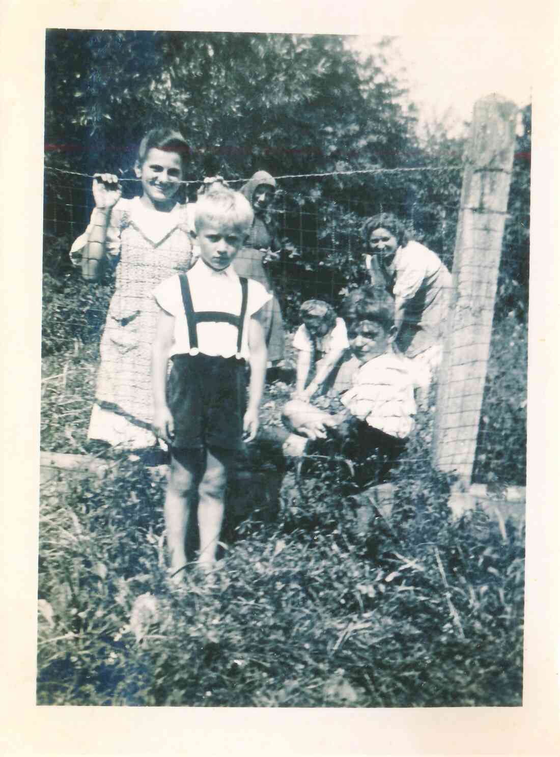 St. Martin - Im Garten: v.l. 1 Gisela Bernhard (*1927), 2 Heinrich Ratz (*1937)