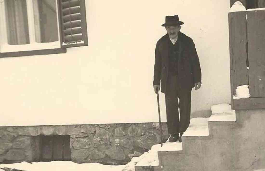 Zambo Lajos (1884-1965) vor seinem Haus (Graf-Erdödy-Straße 33, vormals Oberwart 451)