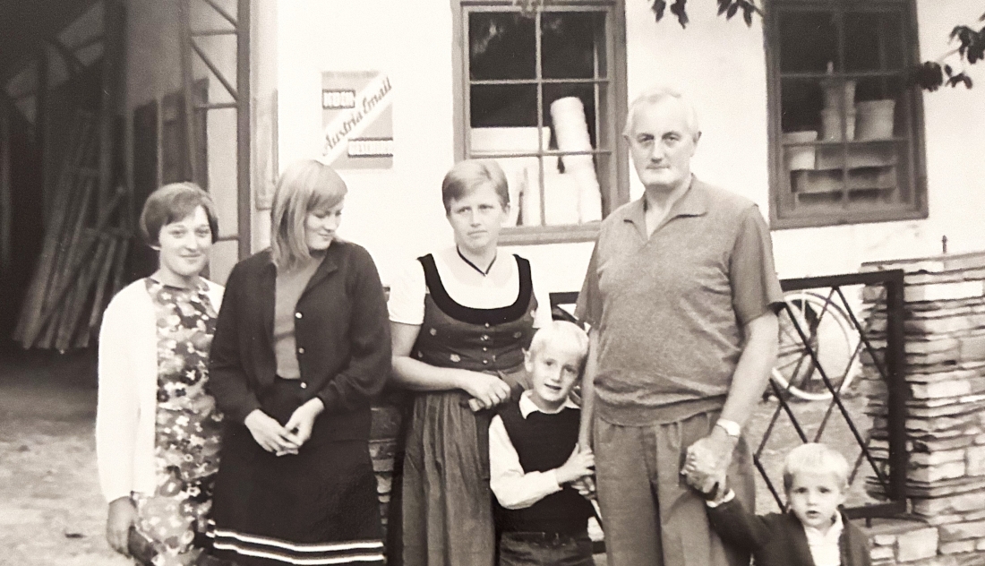 Fam. Pahr vor der Firma Schober Steinamangererstraße 1