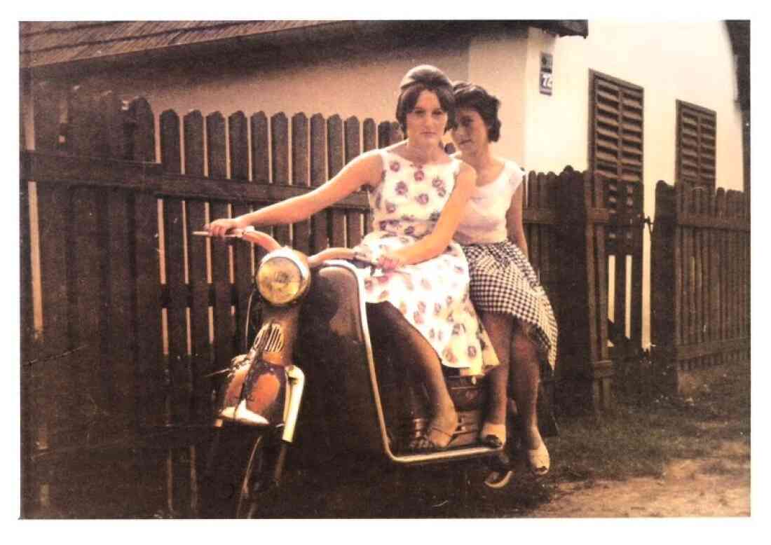 Zwei Freundinnen auf einem Motorroller: Gerti Oswald und Elfi Hulfeld vor dem damaligen Haus Steinamangererstraße 72