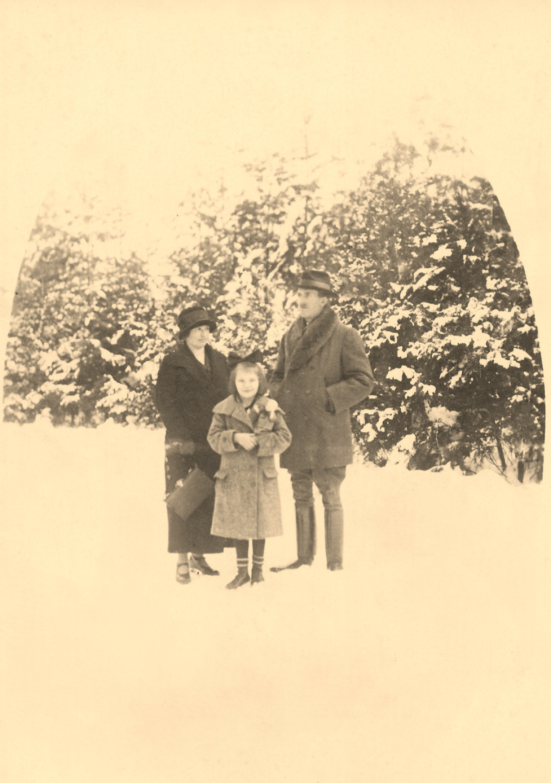 Winterbild im Schnee: das Ehepaar Maria (geb. Heid, *1897/+1971) und Thomas Hanusch (*1889/+1963) mit Tochter Anna (verh. Hicke, *1917/+1998)