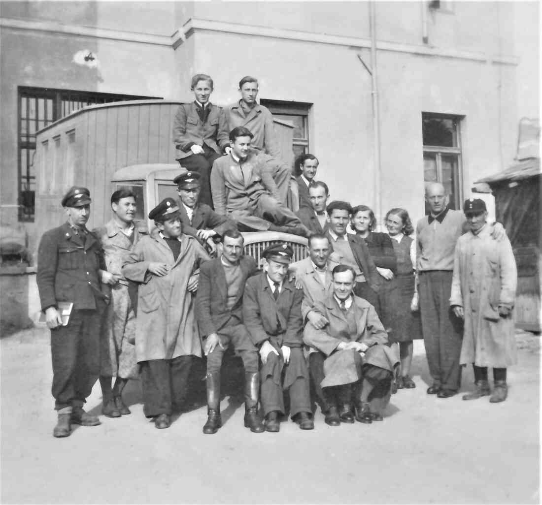MitarbeiterInnen des Postamts an der Paketrampe auf der Rückseite des Gebäudes (Hauptplatz 10) unter Dir. Ferdinand Hatvagner