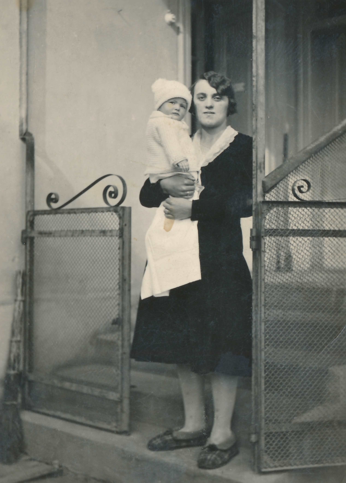 Sohn Ernst mit Mutter Zsofia Szabo (geb. Böcskör, *1910 / +1998) - Johann Straußgasse 7