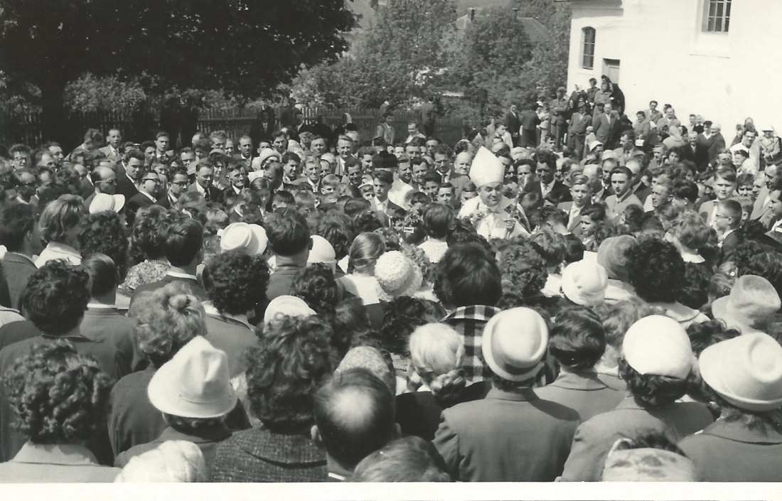 Röm. kath. Pfarre: Bischof Stefan Lazslo und eine große Menschenmenge anlässlich der Firmung 1963 im Bereich südöstlich der Kirche