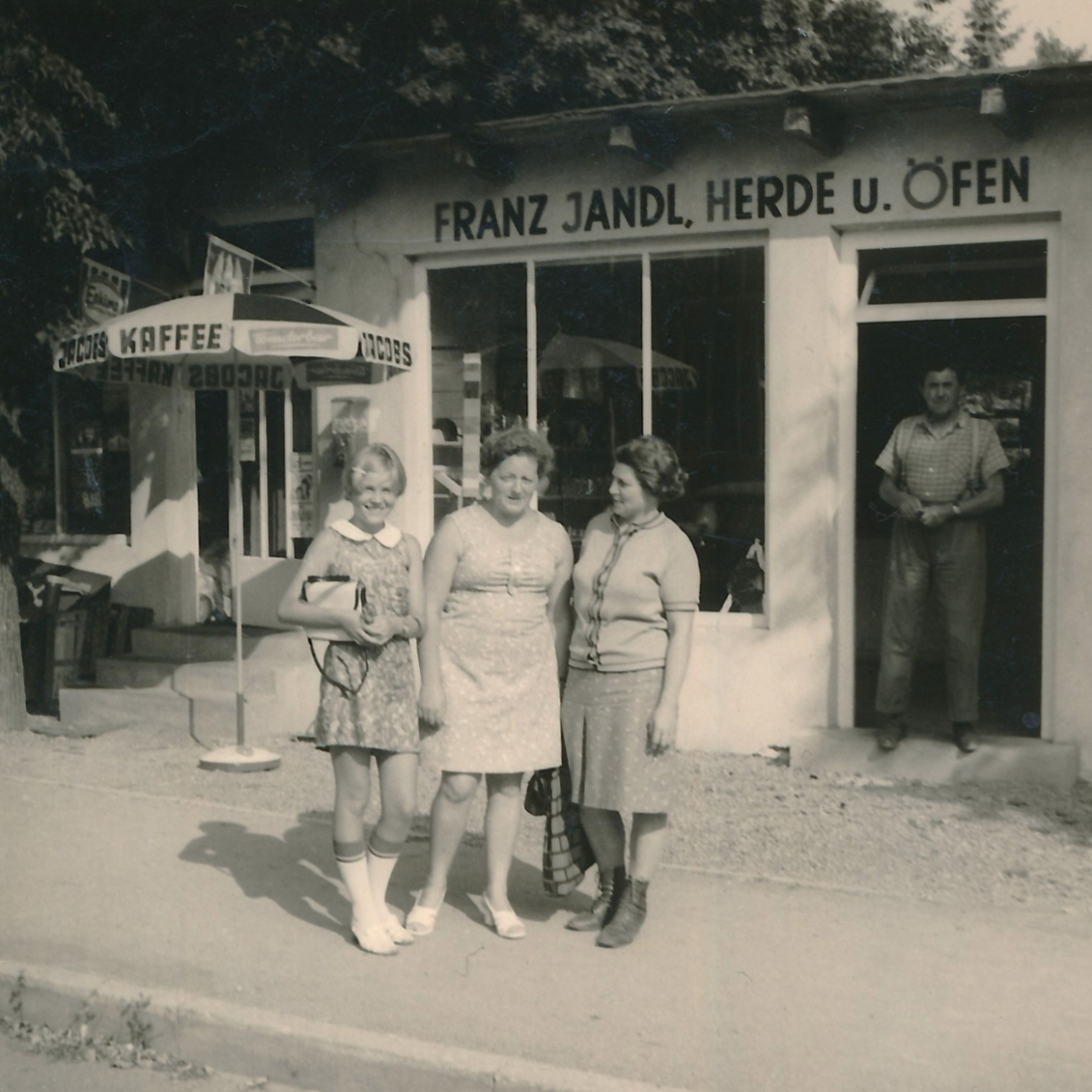 Die Fa. "Herde - Öfen Franz Jandl" im parkseitig gelegenen Ausweichlokal, das während des Baus des Hochhauses Wienerstraße/Bahnhofstraße benutzt wurde