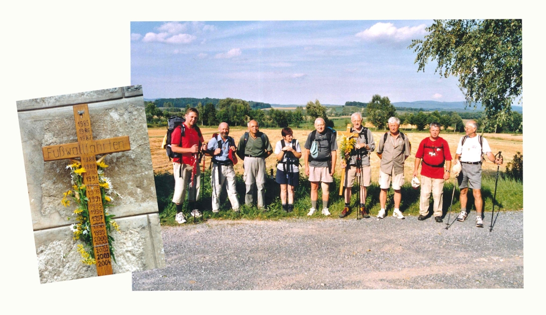 Gruppe der röm. kath. Fußwallfahrer 2004 mit dem Wallfahrerkreuz - Weber/Palank/Schwarz/Ulrich/Nemeth