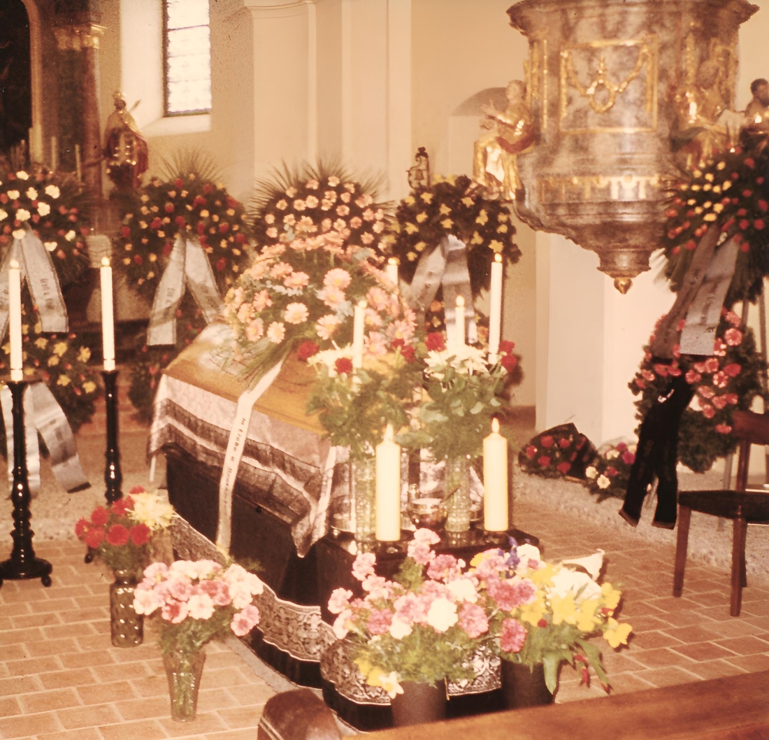 Röm. kath. Pfarre: Aufbahrung in der Kirche Maria Himmelfahrt - Begräbnis Olga Eigenbauer (*1908/+1978)