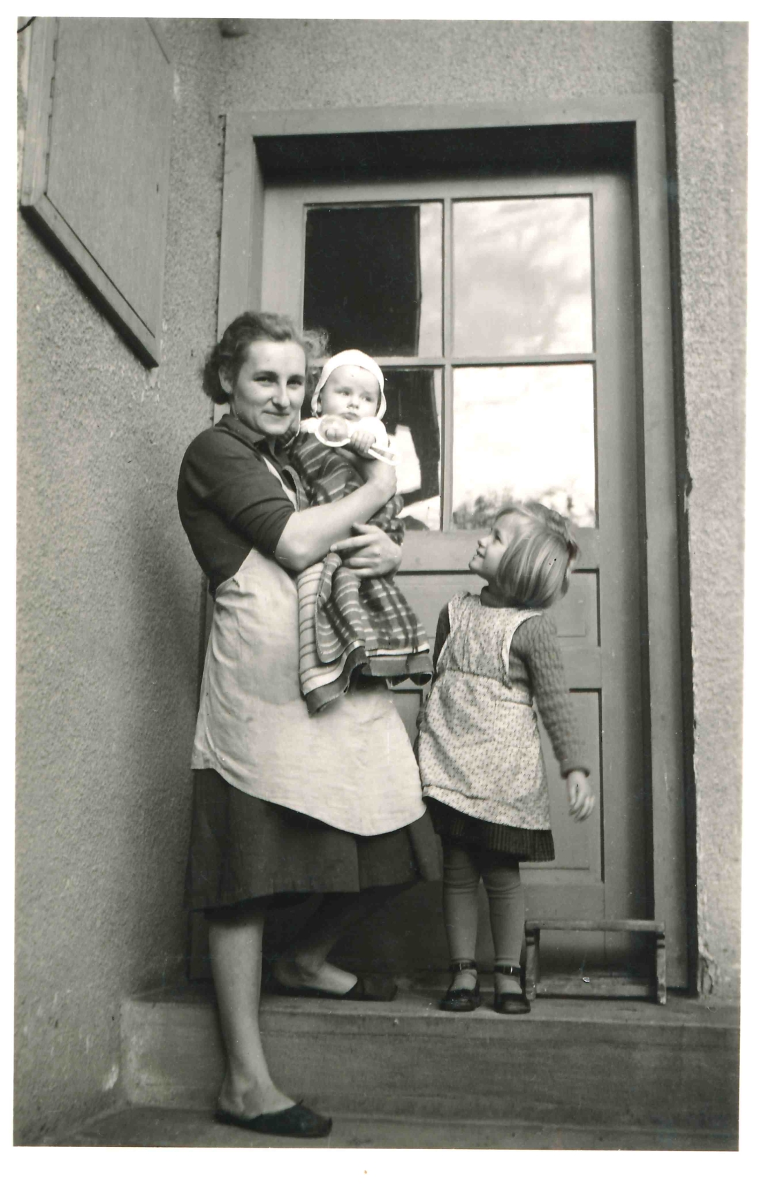 Mama Isabella Muth (geb. Benkö) mit ihren beiden erstgeborenen Kindern Elisabeth und Wickerl (Eichendorfgasse 17)