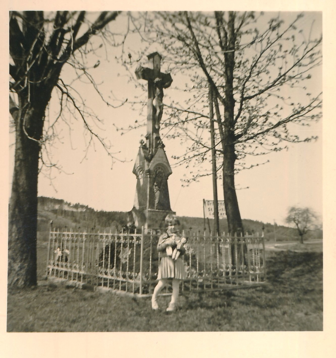 Anna Maria Guger mit ihren Puppen vor dem Steinernen Kreuz an der Ortsausfahrt in Richtung Oberwart