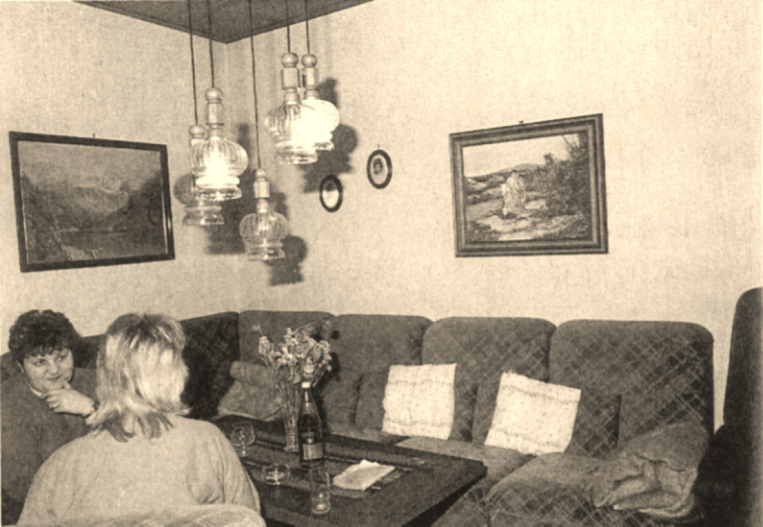 Zwei Freundinnen - Wohnzimmer der 80er Jahre (Rechte Bachgasse 47) - Klenner/Böcskör