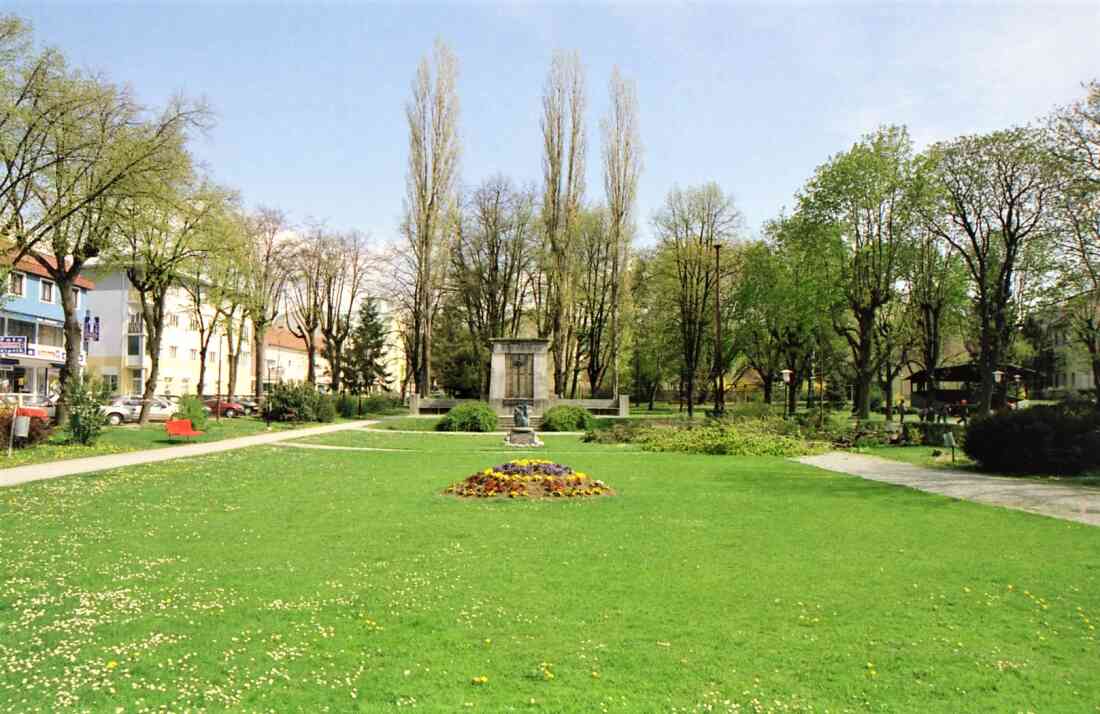 Kriegerdenkmal mit Teilen des Stadtparks
