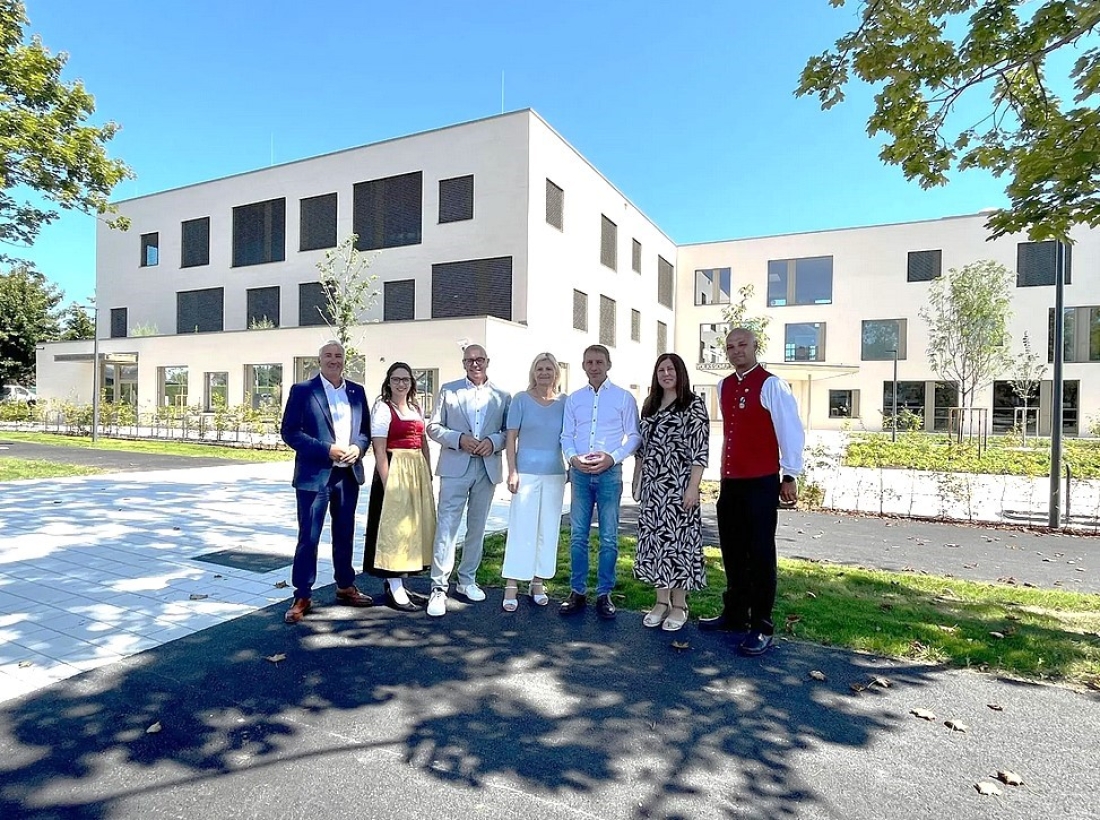 Bildungscampus: "Schlüsselübergabe" an die Vertreter der Volksschule, der Musikschule und der Stadtkapelle (Leitgeb/Bayer-Miertl/Rosner/Imre/Tomisser/Pongracz)