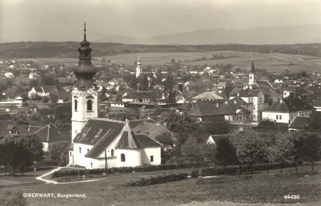Ansichtskarte: Oberwart, Burgenland - Blick über die drei Kirchen und die ehem. Synagoge vom kath. Friedhofsberg gegen Westen