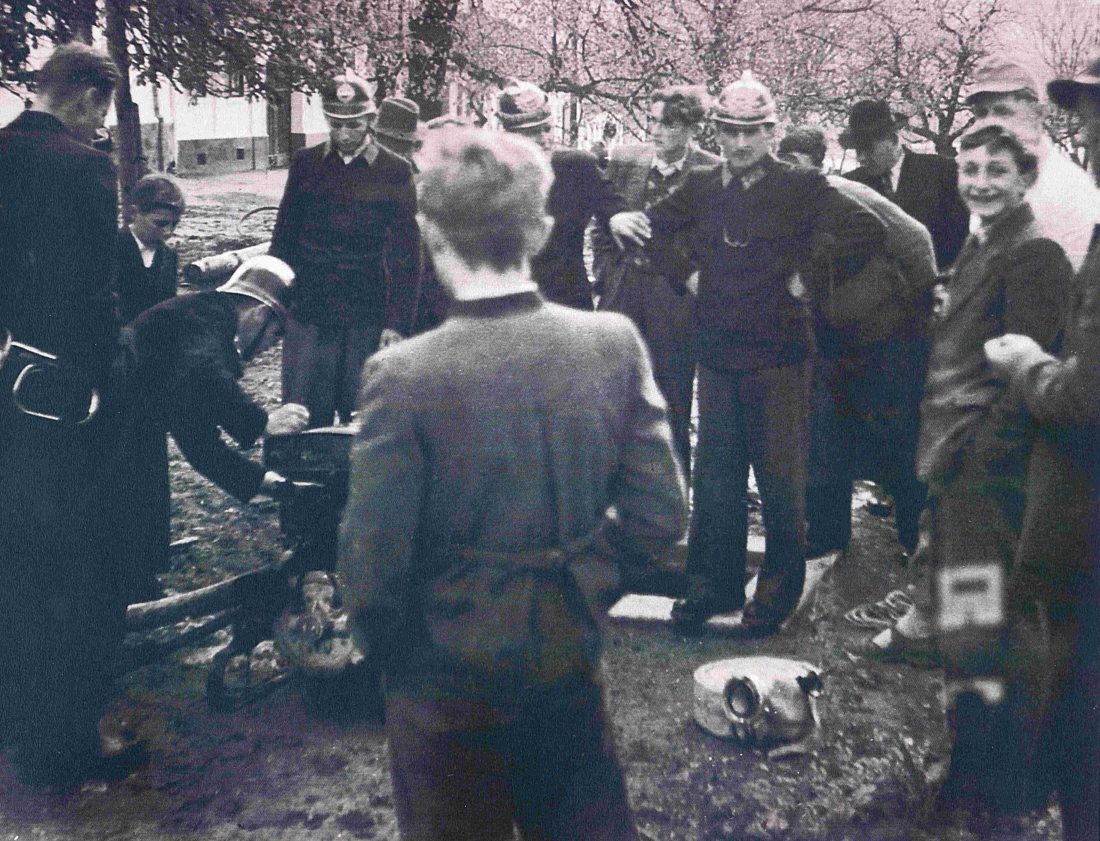 St. Martin: Feuerwehrübung am Dorfanger mit der neuen, tragbaren Motorspritze