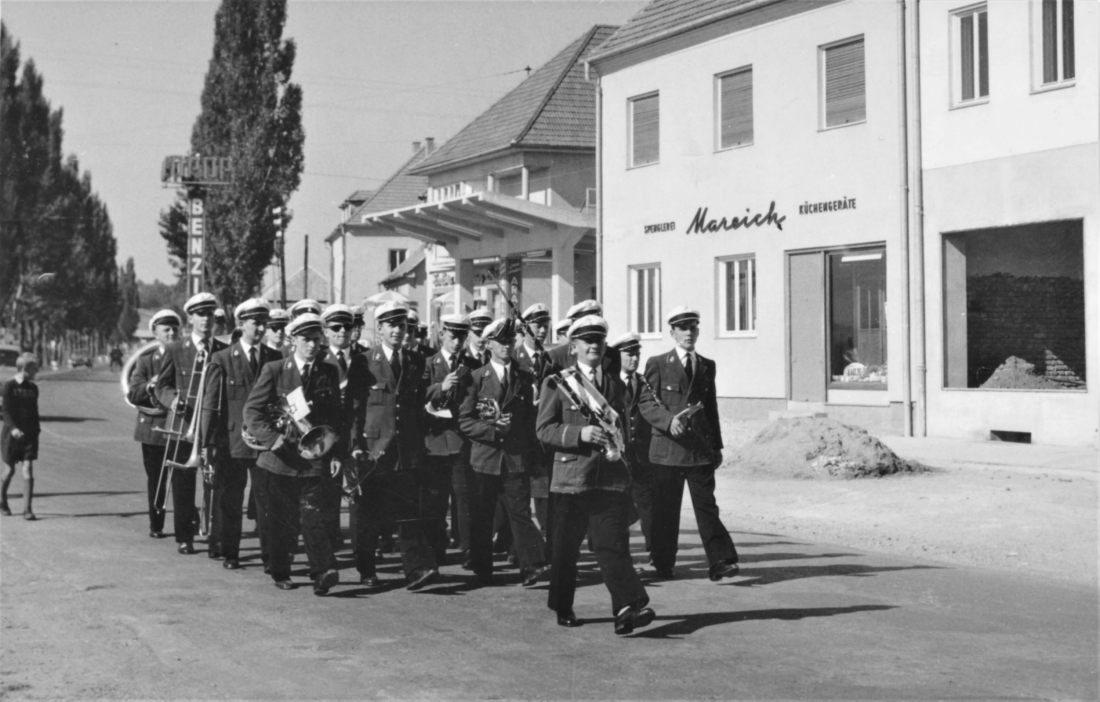 Stadtkapelle: Marschmusik im Bereich Wienerstraße 49