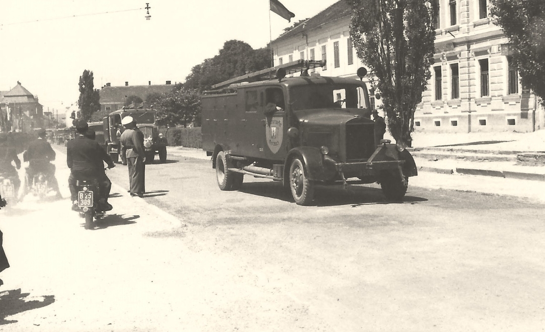 Stadtfeuerwehr: Wagenparade über den Hauptplatz beim Rathaus vorbei - wahrscheinlich anlässlich des 6. Bgld. Landesfeuerwehrtags in Oberwart