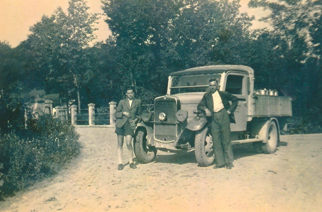 Rechts Alexander Gangoly I. (*1896/+1979) mit dem firmeneigenen, leichten Lastkraftwagen - eventuell ein Austro Fiat AFL - der als Milchwagen Verwendung fand