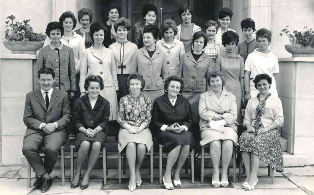 HBLA: Abschlussfoto der Nähfachschule (Schrammel/Messner/Friedl/Stubenvoll/Schermann/Györög/Oswald)