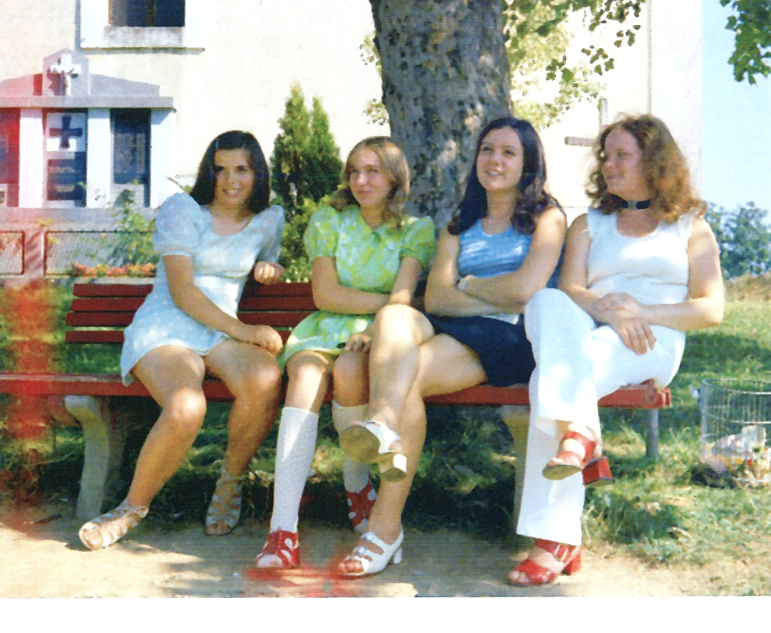 Gruppe St. Martiner Mädchen auf der Bank unter der Platane vor der Kirche - Javorits/Guger/Konrath/Pittner
