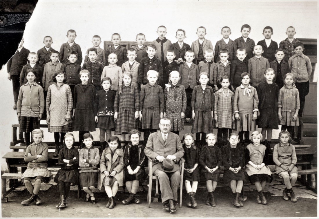 SchülerInnen einiger Klassen der röm. kath Volksschule (Schwartz)