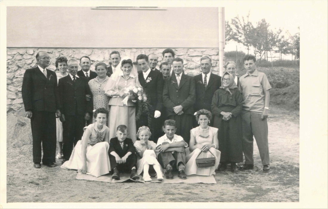 Gruppenfoto: die Hochzeitsgesellschaft der Hochzeit von  Josef Krutzler (*1933) und Gisela Ritter (*1936)