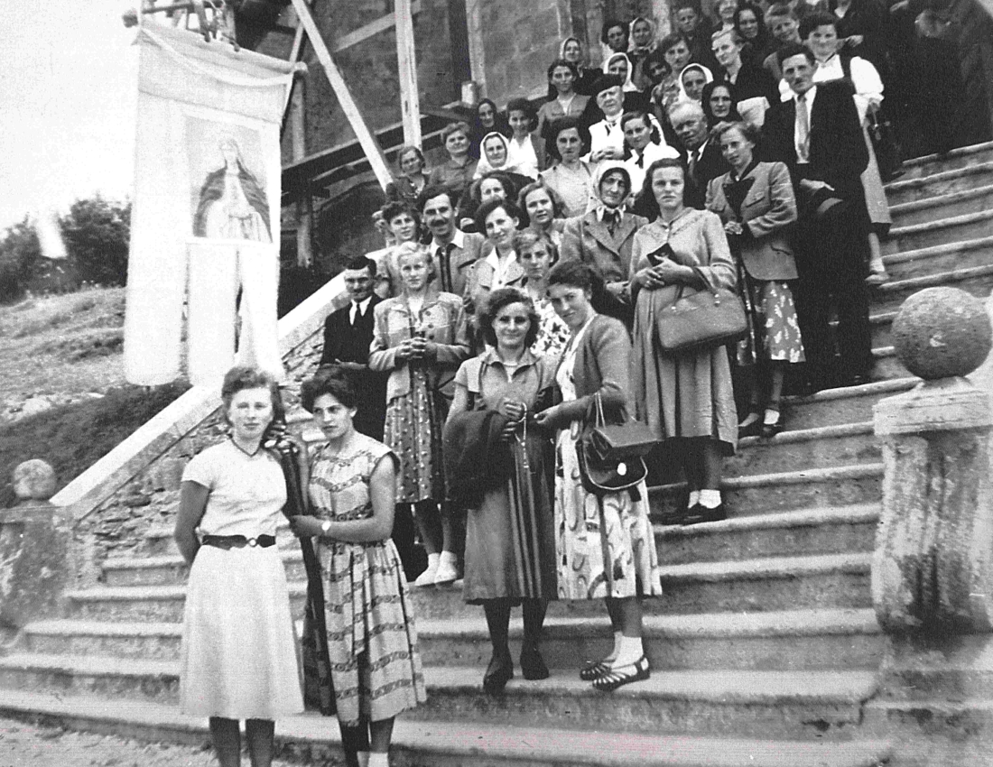 St. Martiner Wallfahrergruppe mit der Kirchenfahne in Pöllauberg