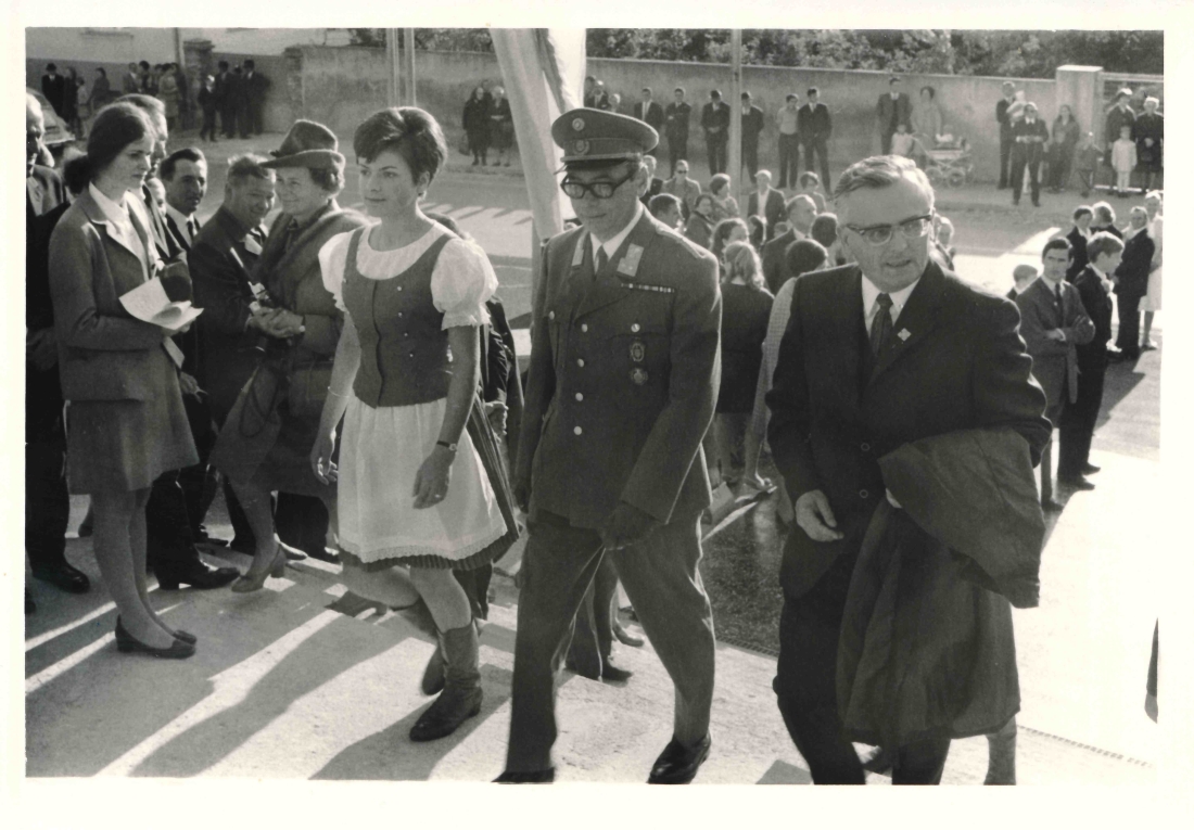 Röm. kath. Pfarre: Eröffnung und Weihe der neuen Osterkirche - Eintreffen von LH Kery (Pirch/Stelzer)