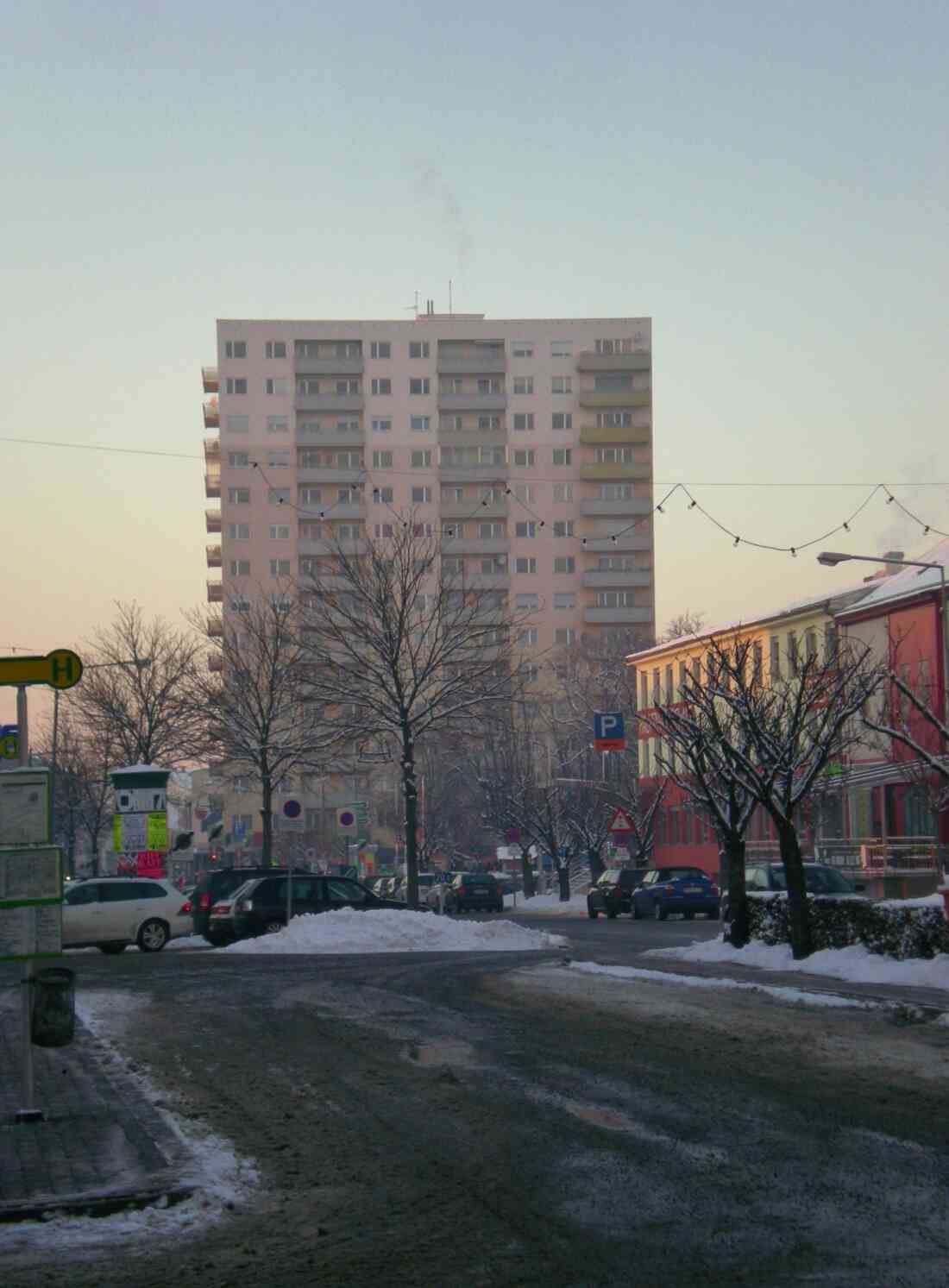 Blick über den Hauptplatz auf das Hochhaus - Dezember 2010