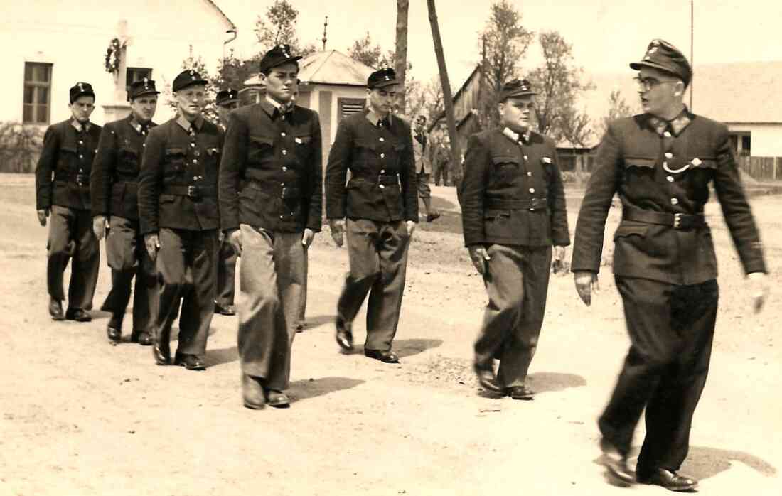 Feuerwehr: Gruppe unter Karl Heigl beim Anmarsch zur Spritzenweihe in Deut. Minihof - Imre/Beke/Muth/Tölly/Böcskör/Pal