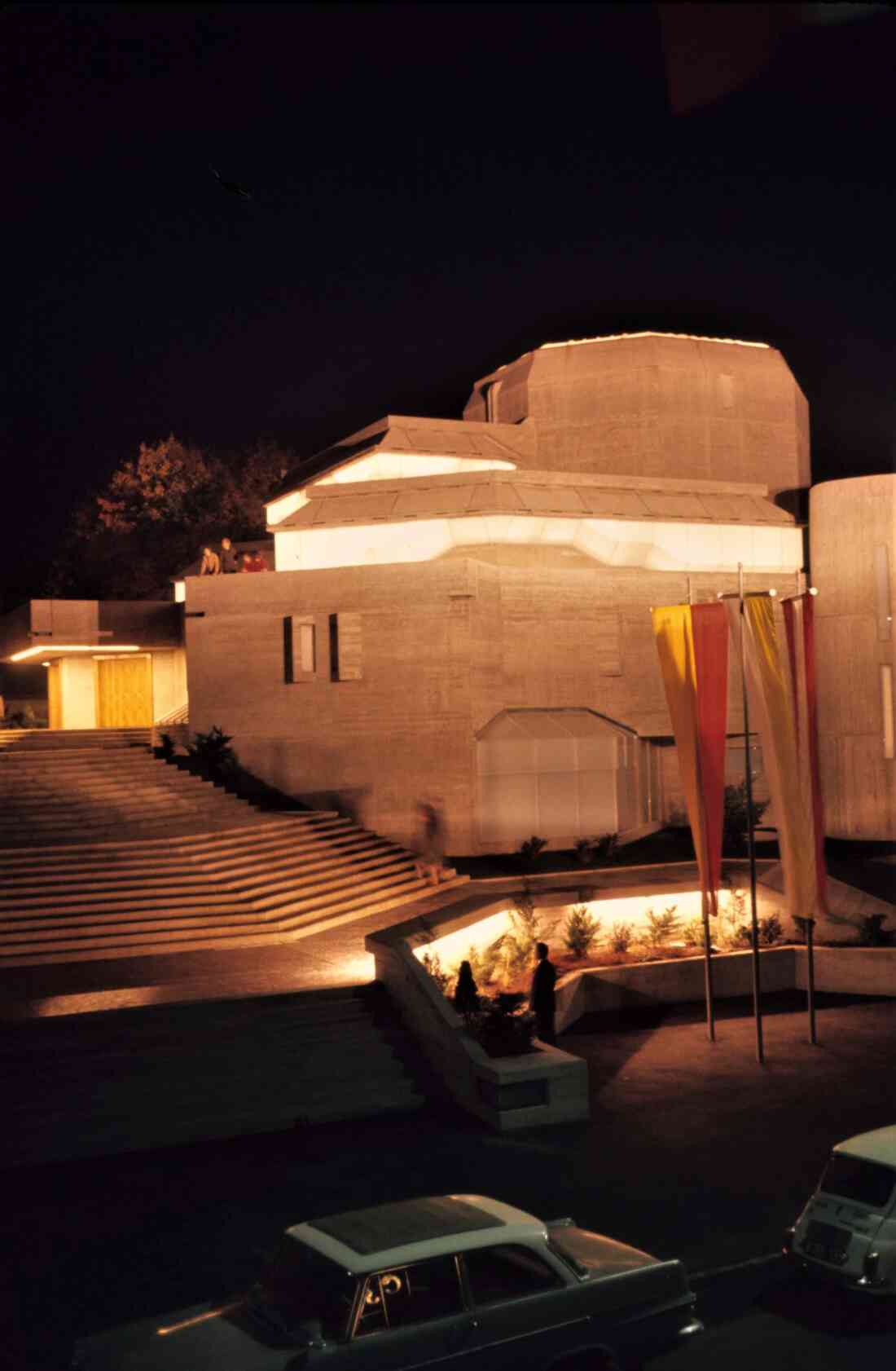 Die neue röm. kath. Osterkirche am Abend der Weihe