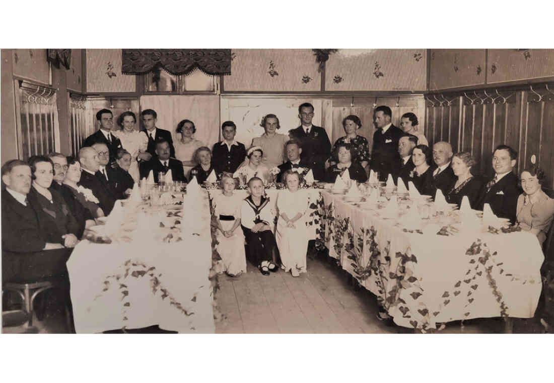 Die Hochzeitsgesellschaft der Hochzeit von Gisela Granich und Aladar Mirtl sen. im Gasthaus Luif