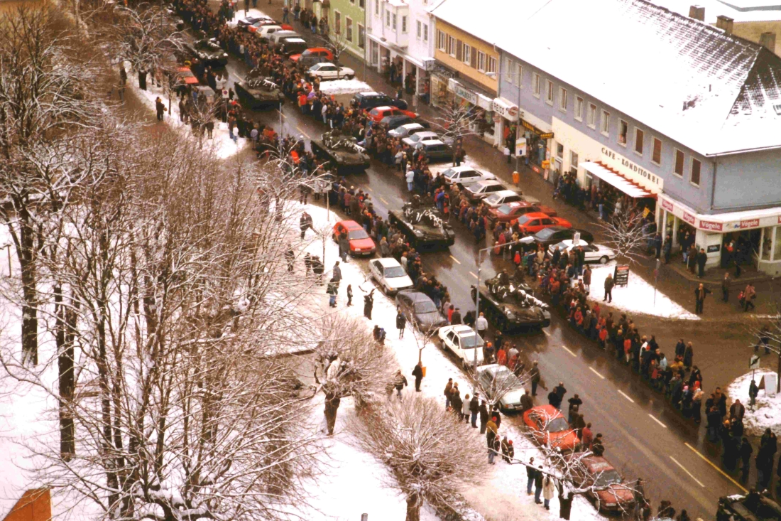 Blick vom Hochhaus auf eine Parade des Bundesheers
